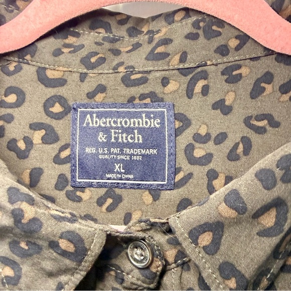 Abercrombie & Fitch Olive Leopard Print Button-Down Shirt - XL - Picture 4 of 4